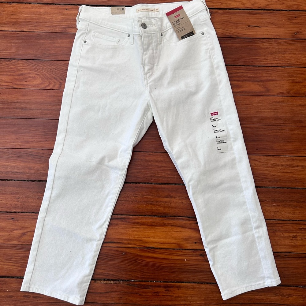 Levi crop white capris